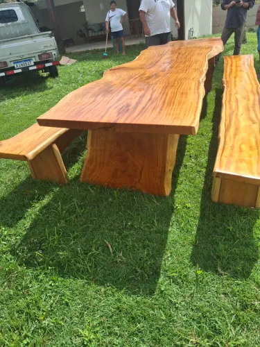 Mesa de madeira rústica com bancos