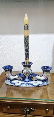 Castiçal antigo de porcelana azul cobalto e brancoe branco