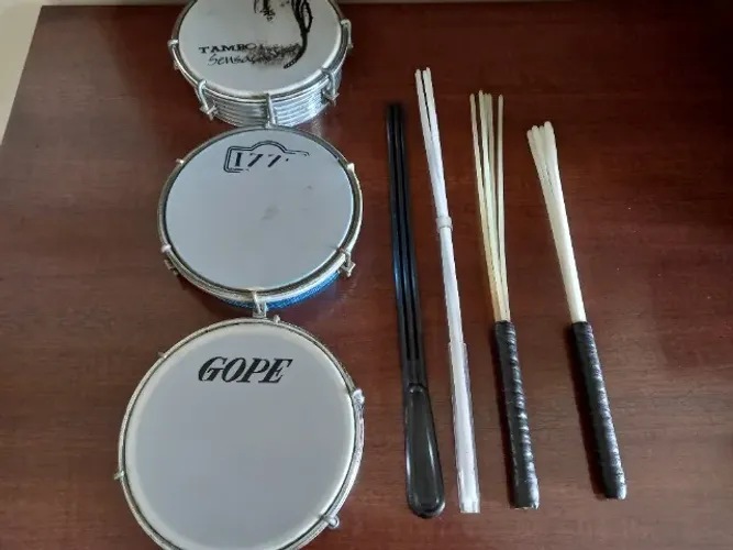 KIT TAMBORINS (GOPE, CONTEMP. E IZZO) E BAQUETAS (3 PONTAS(1), 5 PONTAS(2), 7 PONTAS(1))