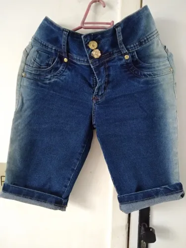 Shorts Jeans Feminino com Detalhes Dourados