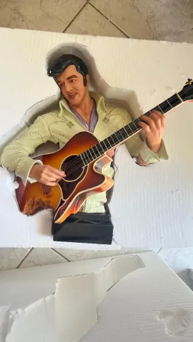Elvis em resina novo na caixa 