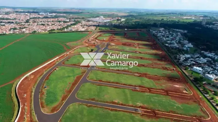 Lote para construção de casa em condomínio à venda no Jacarandás Residencial.