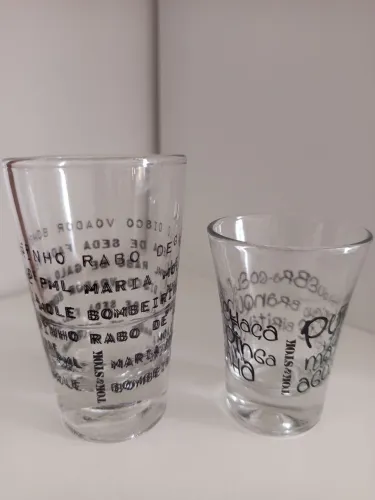 Conjunto de Copos de Vidro Decorativos