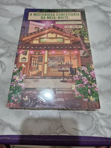 Livro: A Misteriosa confeitaria da meia noite