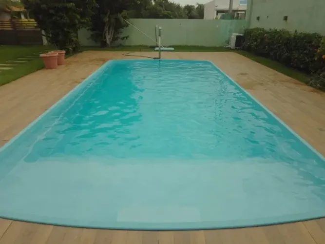 Piscina Aquecida e grande, ar condicionado, 04 suítes e churrasqueira. Casa condôminio.