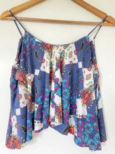 Cropped soltinho azul estampado tam P / M