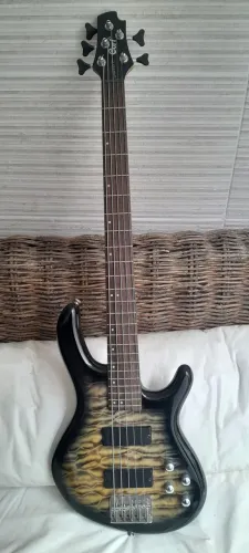 Contra baixo Cort 5 cordas ativado com pedaleira e afinador digital. 