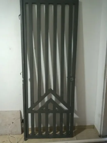 Porta de ferro com Design Moderno