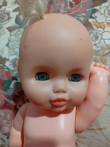 Boneca da estrela se mexer no braço vira a cabeça.