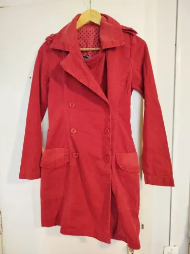 Sobretudo vermelho escuro