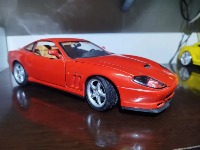 Miniatura FERRARI 1.18 MAISTO F550 Maranello sem detalhes 