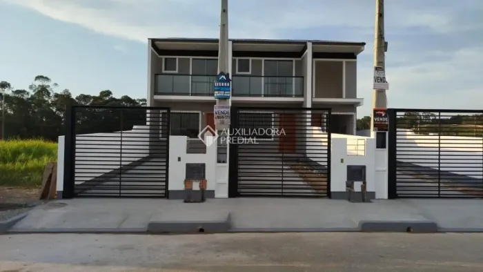 Casa Geminada em São José - Oportunidade Única!