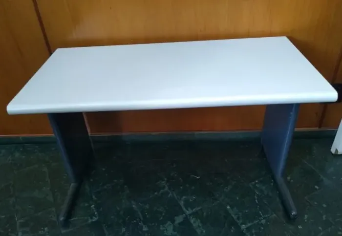 Mesa Escritório com base em Metal e Laminado Arvoplac -  1,20 x 60 x 72