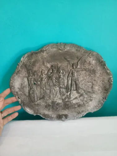 Antigo e raro prato / medalhão oval Inglês Com anjos e tropa Em bronze