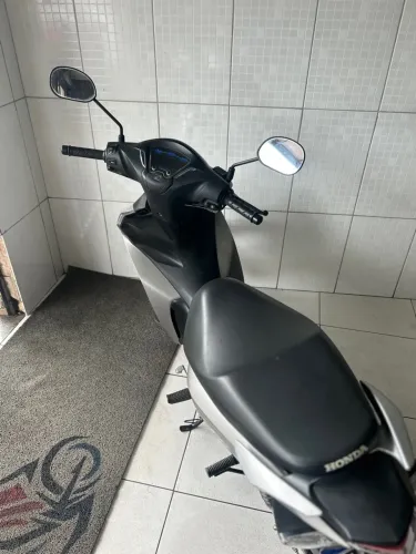 Biz 125 2023 com 2 mil km financiamos pelo banco ipva 2025 pago