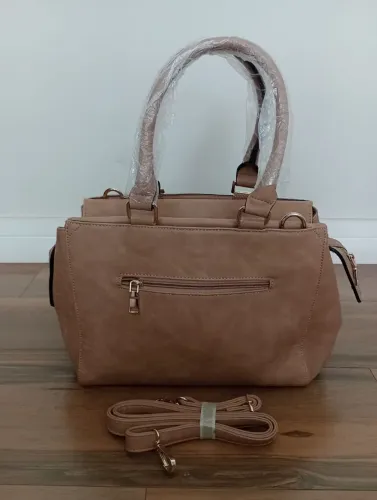 Bolsa de ombro elegante e espaçosa