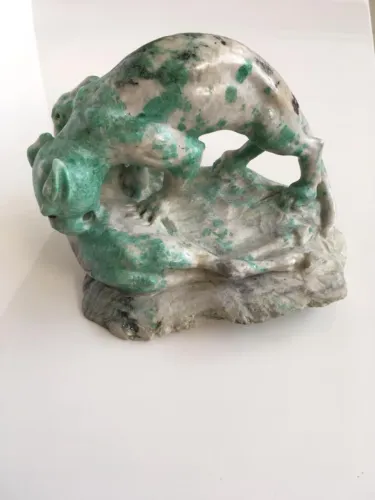 escultura Onça e Veado - material: provavelmente Esmeralda bruta ou Ágata Musgo