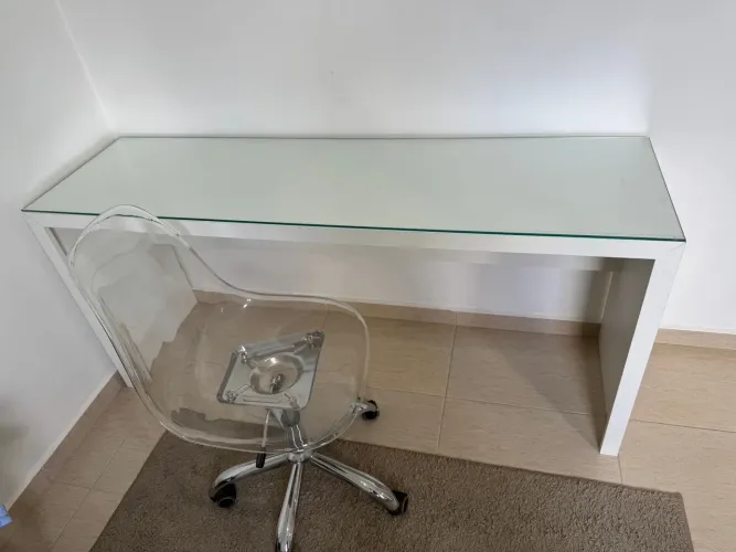 Mesa Branca Tampo de Vidro + Cadeira Transparente giratória com rodinhas