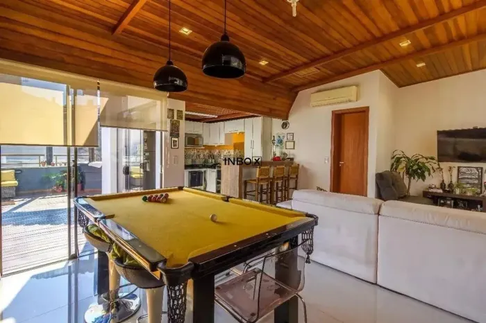 Cobertura duplex com suíte, terraço e churrasqueira.