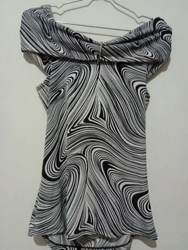Blusa Feminina com Estampa Abstrata e muito mais... Shorts, Blusas, Calças no precinho