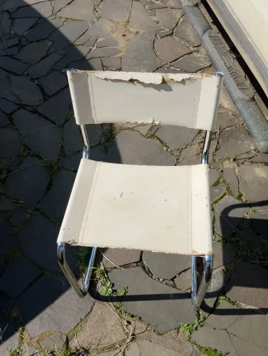 Cadeira de design com estrutura cromada