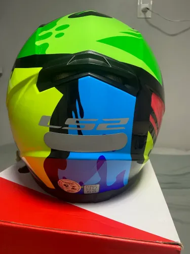 Vendo capacete LS2, com apenas 2 meses de uso, usando somente no finais de semanas..