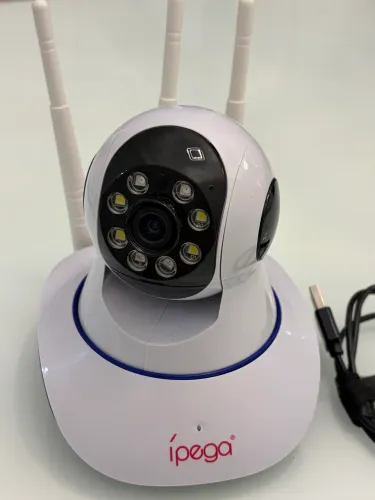 câmera de segurança Ípega KP-CA127 é um modelo do tipo "robô" (PTZ)