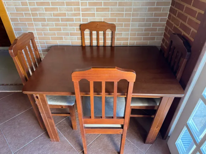 Mesa de madeira com 4 cadeiras 