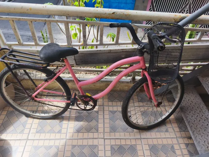 Bicicleta para uso diário com cestinha e garupa