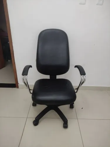 Vendo cadeira de escritório rotatória com rodinhas 