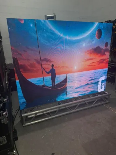PAINEL DE LED 50X100 P2.97 INDOOR CURVO E MAGNÉTICO