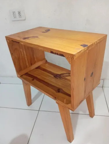 Mesa de Cabeceira rústica de Madeira Pinus Envernizada