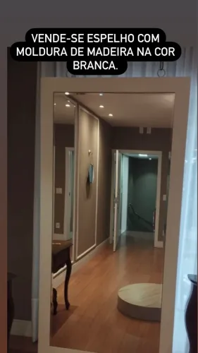Espelho com moldura em laca branca 