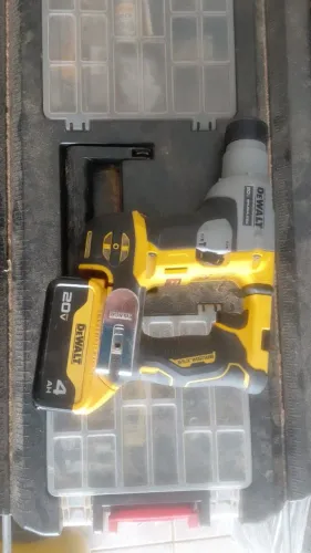 Martele a bateria da Dewalt,  ja com bateria de 4 amper 20 volts, e carregador 