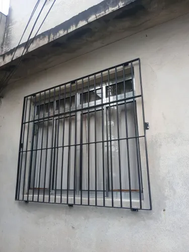 Grade de proteção em ferro maciço 1.00x1.20 mt. Também fabricamos sobre medida
