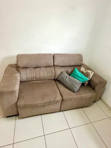 Vendo sofá retrátil e reclinável usado.