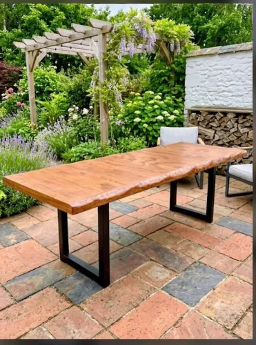 Mesa rústica de madeira nova