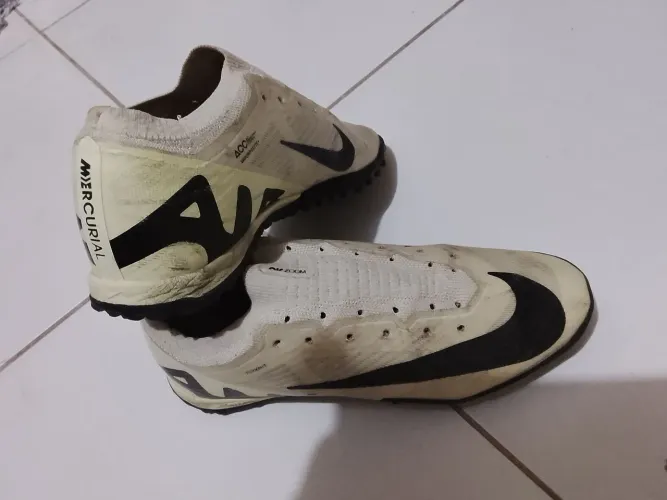 Chuteira society Nike. Usei 5 vezes