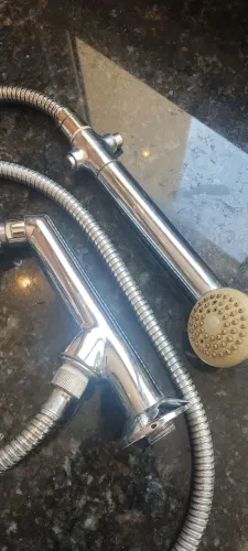 Ducha higiênica e chuveiro 