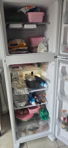 Geladeira em perfeito estado, tem 9 mês de uso, estou vendendo por que vou outro estado.