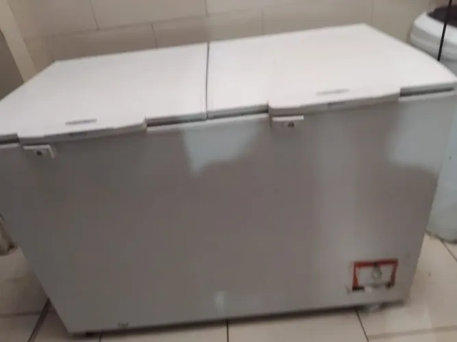 Freezer semi novo