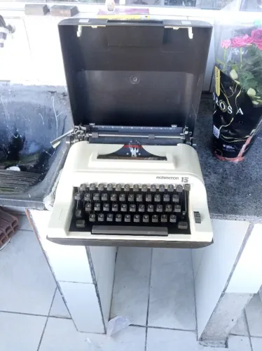Vende-se uma máquina de escrever antiga manual