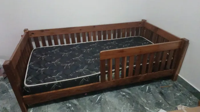 Vendo essa cama de madeira com colchão 