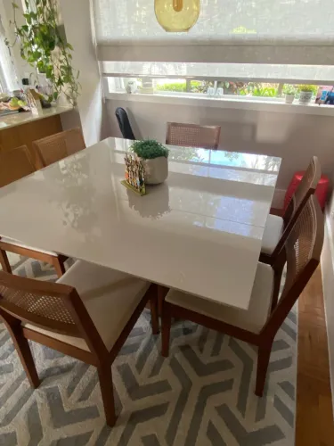 Mesa quadrada com cadeiras