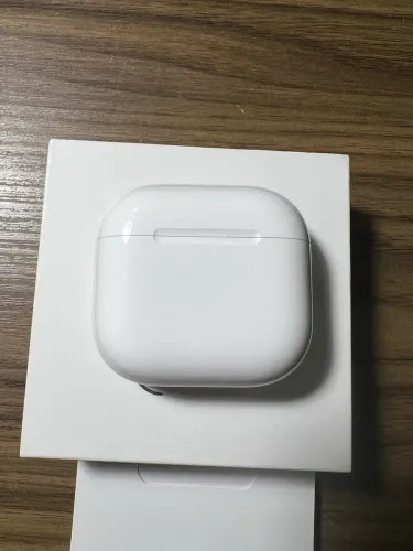 AirPods 4 com Cancelamento de Ruído (+ Case) 