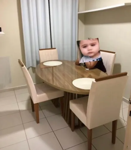 Ar condicionado e mesa de 6 lugares 