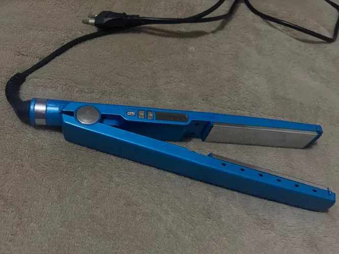 Chapa/prancha bivolt Nano Titanium azul metal