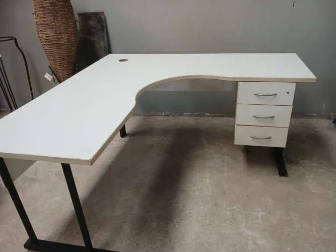 Mesa modelo L com gaveteiro
