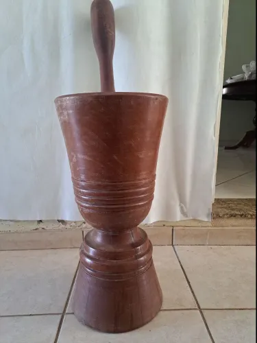 Pilão de madeira nobre