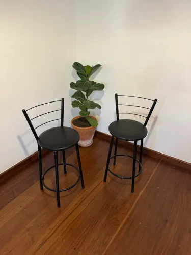 Banquetas pretas com encosto